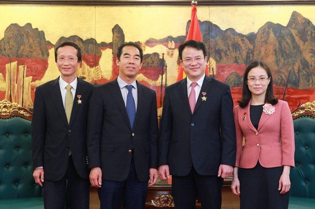 Thứ trưởng Tô Anh Dũng chúc mừng Thứ trưởng Trần Quốc Phương, ông Phạm Hoàng Mai và bà Cao Thị Minh Nghĩa