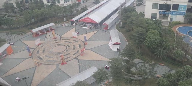 Các gian hàng, kios được dựng trong Quảng trường La Mã (ảnh người dân chụp từ ban công căn hộ) Các gian hàng, kios được dựng trong Quảng trường La Mã (ảnh người dân chụp từ ban công căn hộ)