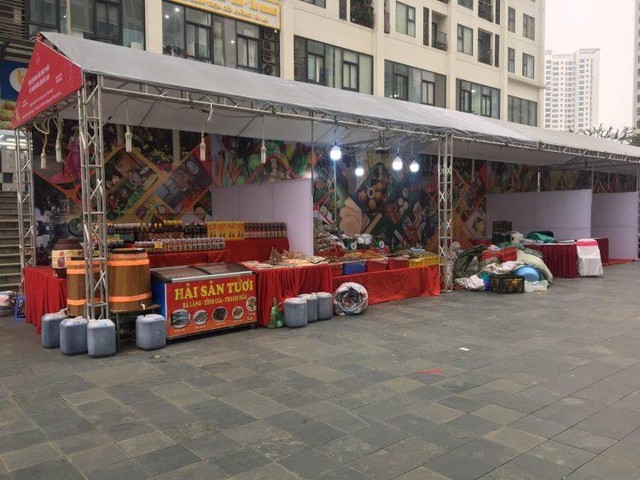 Một gian hàng được dựng ở Quảng trường La Mã, ngay phía sau lưng là tòa nhà cư dân sinh sống. Một gian hàng được dựng ở Quảng trường La Mã, ngay phía sau lưng là tòa nhà cư dân sinh sống.