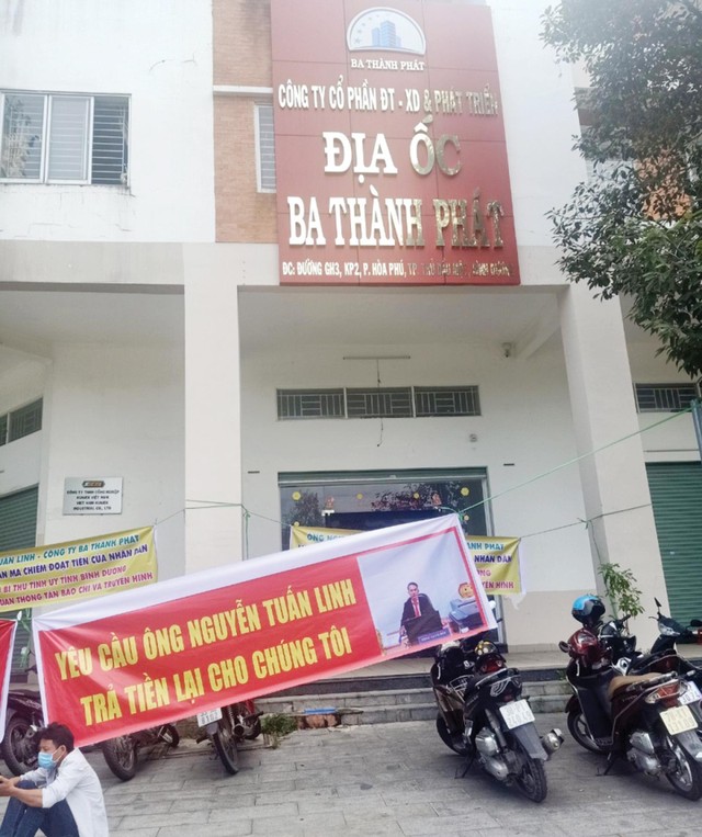 Khách hàng căng băng-rôn đòi tiền trước cổng Công ty Ba Thành Phát Khách hàng căng băng-rôn đòi tiền trước cổng Công ty Ba Thành Phát