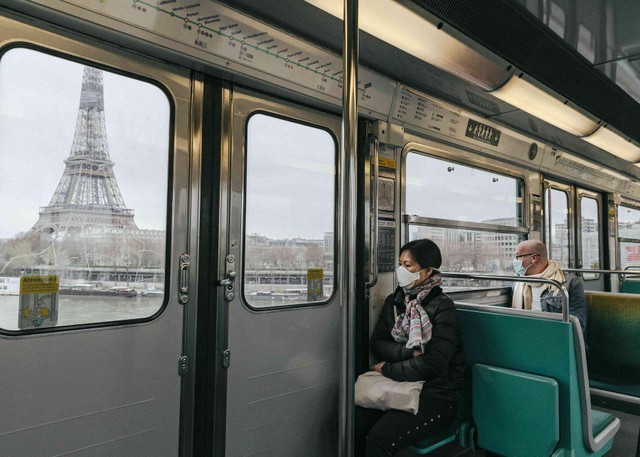 Tháp Eiffel vẫn ở đó nhưng số người đến ngắm trực tiếp ít hơn (Nguồn: New York Times). Tháp Eiffel vẫn ở đó nhưng số người đến ngắm trực tiếp ít hơn (Nguồn: New York Times).