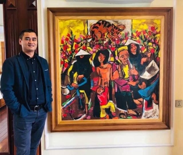 Ông Phạm Hà bên cạnh bức tranh Tết mà ông sưu tập được Ông Phạm Hà bên cạnh bức tranh Tết mà ông sưu tập được