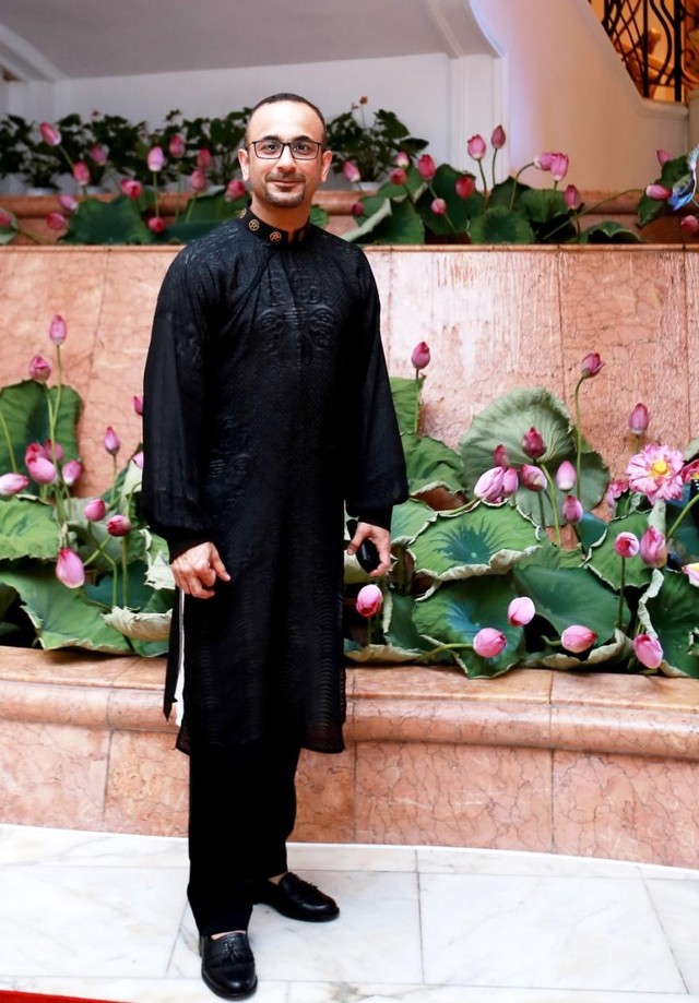 Ông Sunny Ghaiee, Phó Giám đốc Điều hành khách sạn Hà Nội Daewoo thích thú diện áo dài trong dịp Tết Nguyên đán tại Việt Nam.