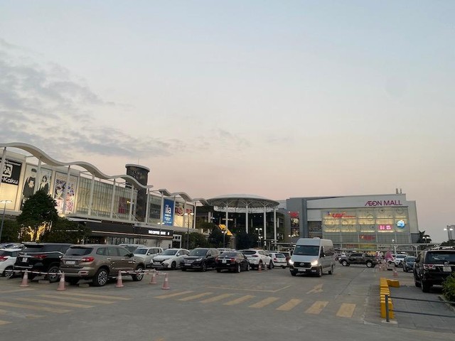 Bãi đỗ xe chật kín Bãi đỗ xe chật kín