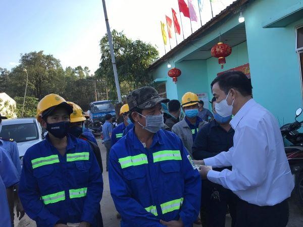 Tặng bao mừng tuổi tại Xí nghiệp Quản lý Bãi rác Khánh Sơn Tặng bao mừng tuổi tại Xí nghiệp Quản lý Bãi rác Khánh Sơn