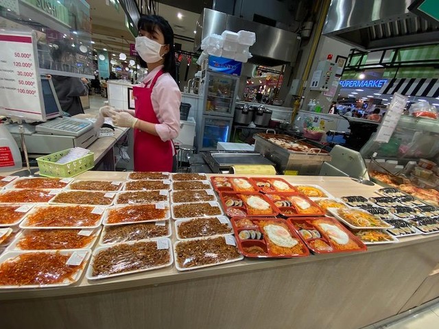 Các quầy hàng ăn sẵn chuẩn bị sẵn sàng