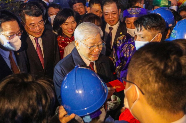 Tổng Bí thư, Chủ tịch nước Nguyễn Phú Trọng trò chuyện và mừng tuổi công nhân môi trường đang làm nhiệm vụ.