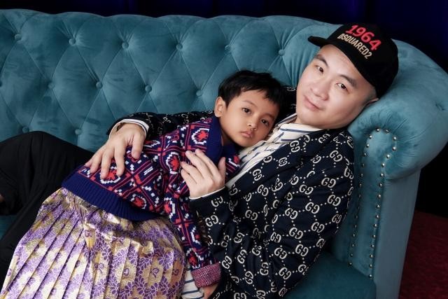 NTK Đỗ Mạnh Cường luôn muốn nhắc nhớ các con mỗi ngày về tình thân, sự gắn kết từ những chi tiết rất nhỏ. Cũng từ đó sẽ rèn cho các con được sự tinh tế trong cách đối đãi với nhau, với mỗi người xung quanh, xuất phát từ đời sống tinh thần hết sức giàu có về tình cảm NTK Đỗ Mạnh Cường luôn muốn nhắc nhớ các con mỗi ngày về tình thân, sự gắn kết từ những chi tiết rất nhỏ. Cũng từ đó sẽ rèn cho các con được sự tinh tế trong cách đối đãi với nhau, với mỗi người xung quanh, xuất phát từ đời sống tinh thần hết sức giàu có về tình cảm