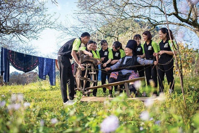 Nhân viên Trúc Lâm Handmade làm việc cùng bà con người Mông tại một làng nghề vệ tinh Nhân viên Trúc Lâm Handmade làm việc cùng bà con người Mông tại một làng nghề vệ tinh