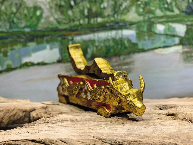 Mỗi chú trâu của Nguyễn Tấn Phát là một “phiên bản” độc nhất vô nhị với những đường nét, hoa văn, màu sắc, kích thước khác biệt và mang khí chất riêng.