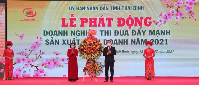 Bí thư Tỉnh ủy Thái Bình Ngô Đông Hải tặng hoa chúc mừng các doanh nghệp trong tỉnh.