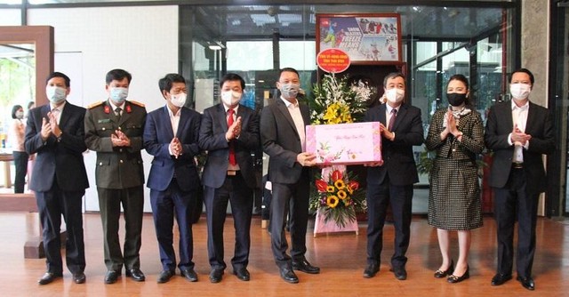 Bí thư Tỉnh ủy Thái Bình cùng lãnh đạo tỉnh tặng hoa Công ty cổ phần may Tân Đệ