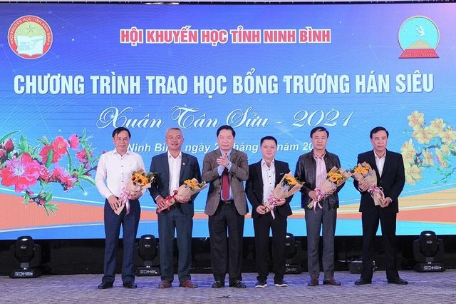 Phó Chủ tịch thường trực UBND tỉnh NInh Bình Tống Quang Thìn tặng hoa các nhà tài trợ. Phó Chủ tịch thường trực UBND tỉnh NInh Bình Tống Quang Thìn tặng hoa các nhà tài trợ.