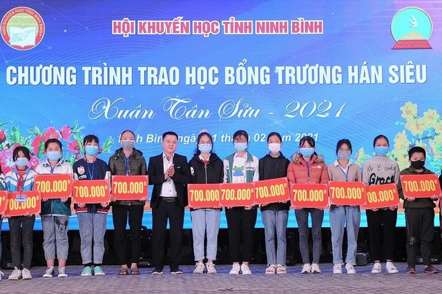 Đại diện Báo Đầu tư, PV thường trú tại Ninh Bình, Nam Định, Hà Nam, Ninh Bình, Thanh Hóa Hoàng Mạnh Tùng trao 100 suất học bổng giải Golf vì học sinh vượt khó, hiếu học tài trợ cho Quỹ khuyến học Trương Hán Siêu. Đại diện Báo Đầu tư, PV thường trú tại Ninh Bình, Nam Định, Hà Nam, Ninh Bình, Thanh Hóa Hoàng Mạnh Tùng trao 100 suất học bổng giải Golf vì học sinh vượt khó, hiếu học tài trợ cho Quỹ khuyến học Trương Hán Siêu.