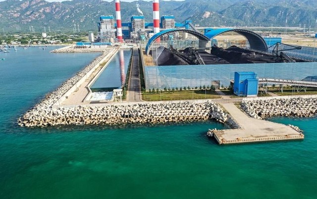 Khu vực chứa than tại Trung tâm nhiệt điện Vĩnh Tân. ảnh: Zing