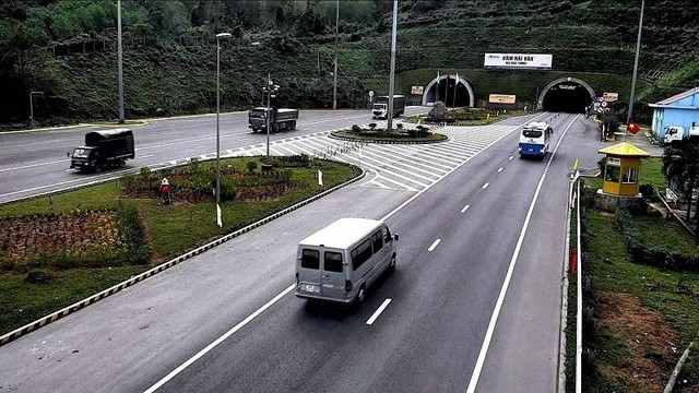 Các doanh nghiệp vận tải và người dân được hưởng lợi lớn từ việc khai thác 2 đường hầm đường bộ Hải Vân. Các doanh nghiệp vận tải và người dân được hưởng lợi lớn từ việc khai thác 2 đường hầm đường bộ Hải Vân.