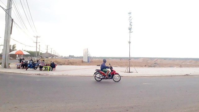 Môi giới bất động sản ngồi đón khách ngay trước dự án khu tái định cư Lộc An - Bình Sơn. Ảnh: Việt Dũng Môi giới bất động sản ngồi đón khách ngay trước dự án khu tái định cư Lộc An - Bình Sơn. Ảnh: Việt Dũng