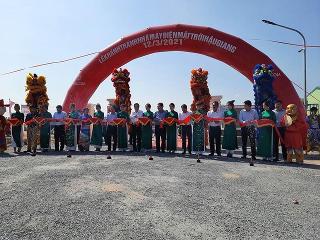 Đại biểu thực hiện nghi thức cắt băng khánh thành Nhà máy Điện mặt trời Hậu Giang. Đại biểu thực hiện nghi thức cắt băng khánh thành Nhà máy Điện mặt trời Hậu Giang.