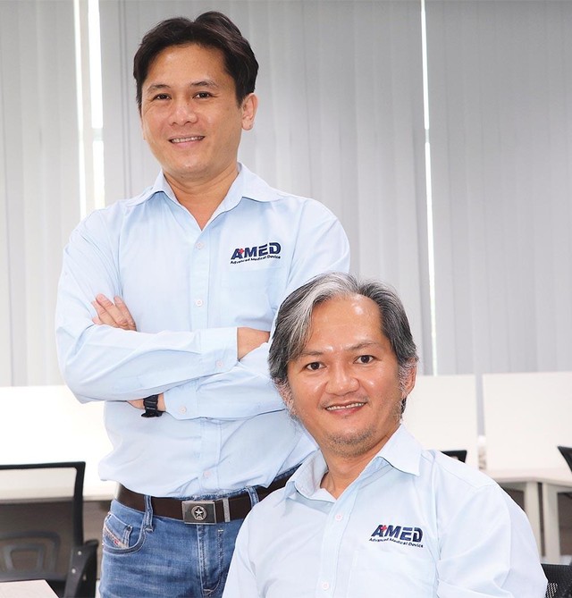 Ông Lương Vũ Đăng Quang (ngồi) và cộng sự Nguyễn Đức Tâm Ông Lương Vũ Đăng Quang (ngồi) và cộng sự Nguyễn Đức Tâm