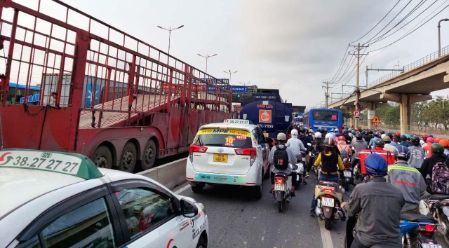 Tình trạng giao thông hỗn loạn ở làn hỗn hợp, khi lượng lớn phương tiện chờ qua Trạm thu phí BOT. Tình trạng giao thông hỗn loạn ở làn hỗn hợp, khi lượng lớn phương tiện chờ qua Trạm thu phí BOT.
