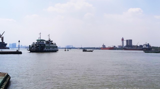 Hiện nay, lưu thông trực tiếp từ TP.HCM tới huyện Nhơn Trạch (tỉnh Đồng Nai) phải thông qua phà Cát Lái mất rất nhiều thời gian. Ảnh: Ngọc Tuấn Hiện nay, lưu thông trực tiếp từ TP.HCM tới huyện Nhơn Trạch (tỉnh Đồng Nai) phải thông qua phà Cát Lái mất rất nhiều thời gian. Ảnh: Ngọc Tuấn