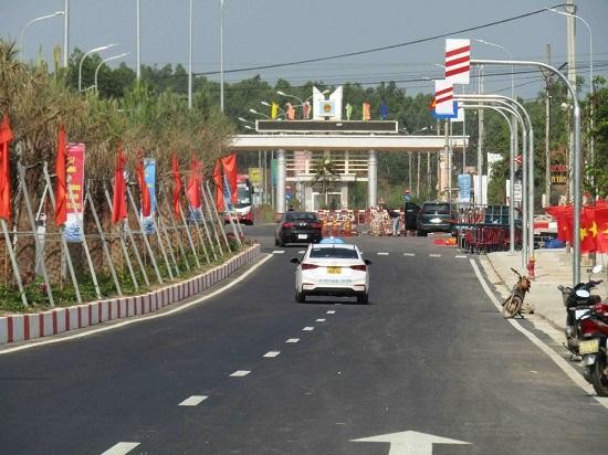 Đường nỗi QL1 vào cảng hàng không Phù Cát mới được Bình Định khánh thành và đưa vào sử dụng Đường nỗi QL1 vào cảng hàng không Phù Cát mới được Bình Định khánh thành và đưa vào sử dụng