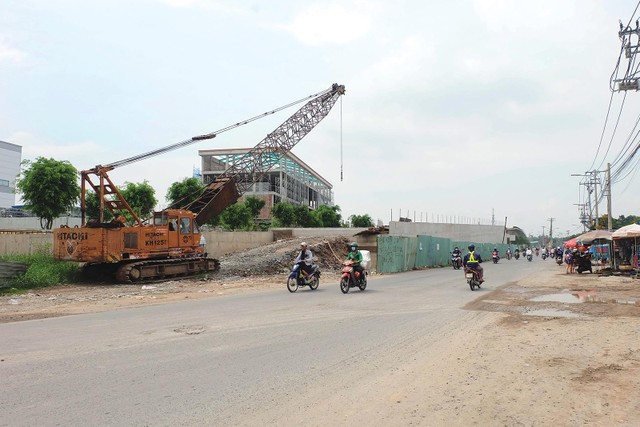 Dự án Cầu Long Đức (quận 9, TP.HCM) chậm tiến độ vì vướng giải phóng mặt bằng. Ảnh: Việt Dũng