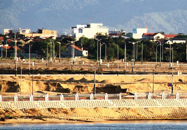 Với các đô thị ven biển, điều đầu tiên và cấp bách nhất là giữ cho các thành phố không bị sụt lún. Ảnh: Đức Thành