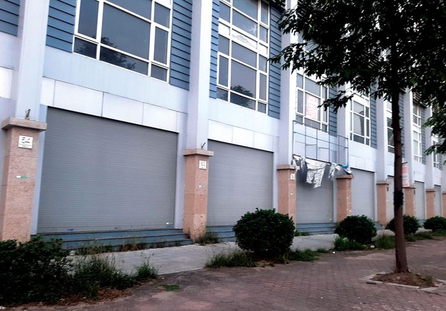 Một khu shophouse cửa đóng then cài. Một khu shophouse cửa đóng then cài.