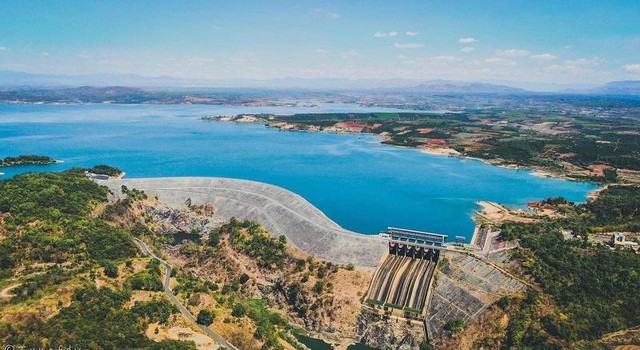 Không chỉ góp phần vào cân bằng sinh thái môi trường ở Tây Nguyên, hồ thủy điện Ialy còn là nguồn cung cấp nước và thủy hải sản dồi dào cho người dân hai tỉnh Gia Lai, Kon Tum. Ảnh: tung fdy