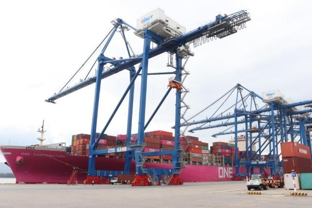 Tàu One Contribution có trọng tải 90.000 tấn, sức chở 8.560 TEU, dài 316 m, là một trong 11 tàu siêu trọng tải thuộc Liên minh THE Alliance vào làm hàng tại cảng TC - HICT hồi tháng 5/2020. Tàu One Contribution có trọng tải 90.000 tấn, sức chở 8.560 TEU, dài 316 m, là một trong 11 tàu siêu trọng tải thuộc Liên minh THE Alliance vào làm hàng tại cảng TC - HICT hồi tháng 5/2020.