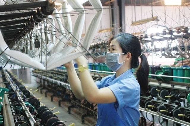 Lực lượng lao động trong các ngành sản xuất, dịch vụ ở Việt Nam đang giảm sâu kỷ lục. Có nhiều người lao động bị mất việc nhưng không tìm việc mới. Nguyên nhân do không có nhiều cơ hội việc làm Lực lượng lao động trong các ngành sản xuất, dịch vụ ở Việt Nam đang giảm sâu kỷ lục. Có nhiều người lao động bị mất việc nhưng không tìm việc mới. Nguyên nhân do không có nhiều cơ hội việc làm