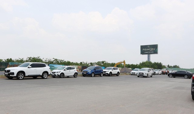 Ô tô xếp hàng dài đưa chủ nhân đi thăm dự án Aqua City của Novaland. Ảnh: Lê Toàn Ô tô xếp hàng dài đưa chủ nhân đi thăm dự án Aqua City của Novaland. Ảnh: Lê Toàn