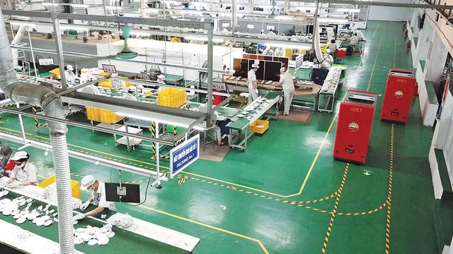 Rạng Đông rất coi trọng công tác đào tạo, nâng cao trình độ cho đội ngũ, để họ có đủ khả năng tiếp nhận và làm chủ thành tựu khoa học - công nghệ Rạng Đông rất coi trọng công tác đào tạo, nâng cao trình độ cho đội ngũ, để họ có đủ khả năng tiếp nhận và làm chủ thành tựu khoa học - công nghệ