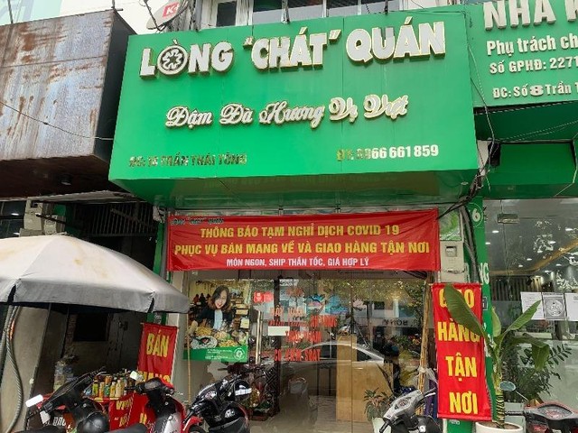 Một quán ăn nổi tiếng tại đường Trần Thái Tông chỉ phục vụ bán mang về. (Ảnh: Phương Linh) Một quán ăn nổi tiếng tại đường Trần Thái Tông chỉ phục vụ bán mang về. (Ảnh: Phương Linh)