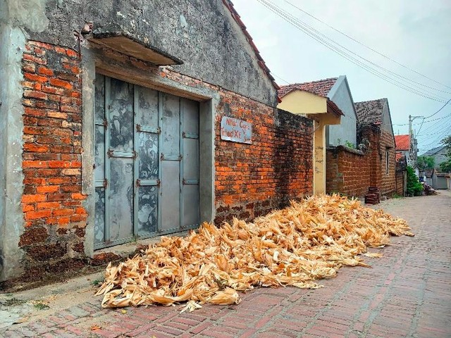 Nét cổ kính của ngôi làng hiện lên từ cổng vào đến những bức tường cổ, lối đi lát gạch nghiêng. (Ảnh: Phương Linh)