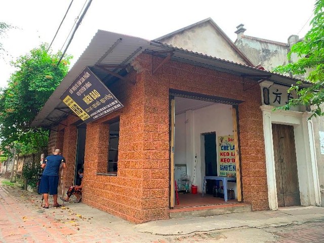 Cửa hàng bán chè lam, kẹo dồi. (Ảnh: Phương Linh)