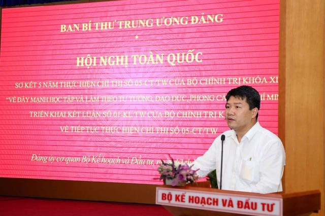 Ông Mai Ngọc Bích, Vụ trưởng Vụ Tổ chức cán bộ Phó Bí thư Thường trực Đảng ủy phát biểu tại điểm cầu Bộ Kế hoạch và Đầu tư (Ảnh: Minh Trang) Ông Mai Ngọc Bích, Vụ trưởng Vụ Tổ chức cán bộ Phó Bí thư Thường trực Đảng ủy phát biểu tại điểm cầu Bộ Kế hoạch và Đầu tư (Ảnh: Minh Trang)