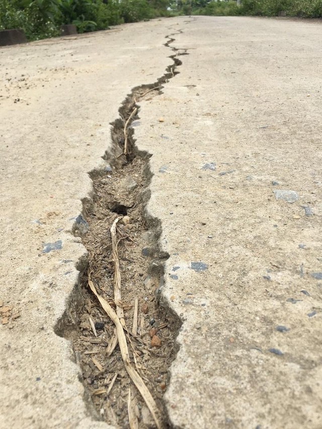 Nhiều đoạn nứt toác với chiều rộng khe nứt hơn 10 cm