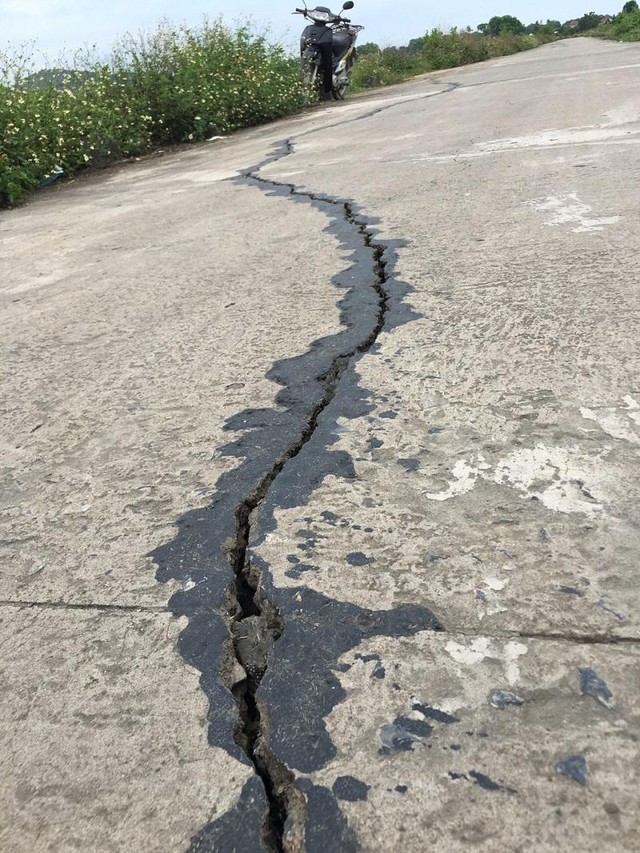 Đổ bê tông và nhựa đường được một thời gian ngắn đê lại nứt như cũ