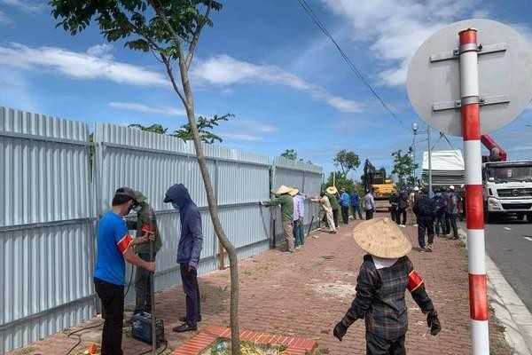 Quây tôn toàn bộ khu đất 9,2ha. Ảnh - Thu Hằng Quây tôn toàn bộ khu đất 9,2ha. Ảnh - Thu Hằng