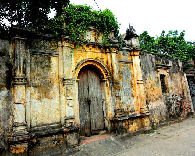 Hoa văn, họa tiết trên đó cũng không quá tây mà cũng không hẳn là của người Việt. Hỏi ra mới biết, đó là thứ pha trộn hài hòa giữa kiến trúc Gô-tích Pháp và Việt cổ.