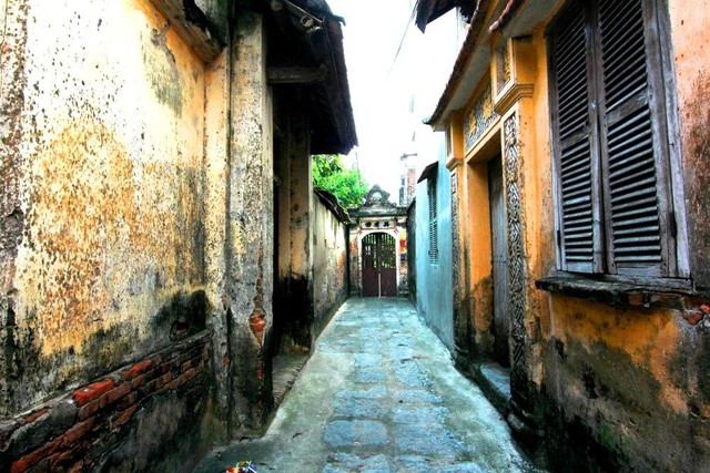 Đi từ đầu đến cuối làng, mỗi con ngõ nhỏ sâu hun hút là mỗi bí mật của kiến trúc. Đường trong ngõ cứ gọi là đá hộp xanh bóng nhẵn, phẳng lì.