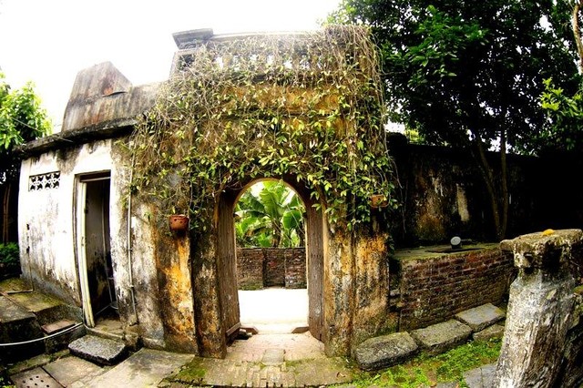 Theo thống kê của thôn Cựu, cả làng Cựu bây giờ còn khoảng 50 ngôi biệt thự cổ. Số còn lại hoặc đã chỉnh trang thành nhà ở hiện đại hoặc bỏ không như nhà hoang.