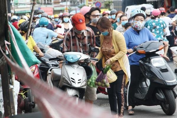 Rau xanh, củ quả là mặt hàng có nhiều người mua nhất. (Ảnh: Lê Toàn) Rau xanh, củ quả là mặt hàng có nhiều người mua nhất. (Ảnh: Lê Toàn)
