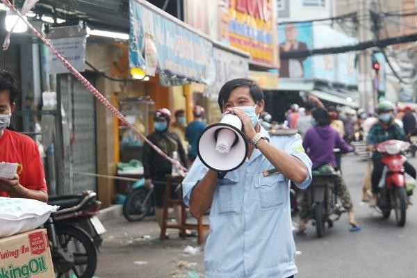Lực lượng chức năng phải dùng loa để thông báo giải tán. (Ảnh: Lê Toàn) Lực lượng chức năng phải dùng loa để thông báo giải tán. (Ảnh: Lê Toàn)