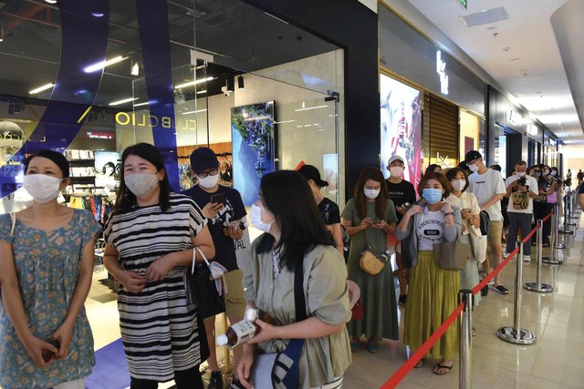 Người dân xếp hàng khi vào mua sắm tại cửa hàng Muji ở Hà Nội. Ảnh: Dũng Minh Người dân xếp hàng khi vào mua sắm tại cửa hàng Muji ở Hà Nội. Ảnh: Dũng Minh