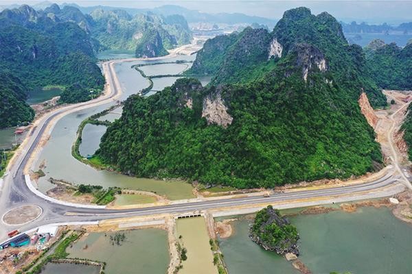 Đường bao biển Hạ Long - Cẩm Phả có chiều dài 18,7km, được khởi công từ tháng 9/2019 và sẽ hoàn thành vào cuối năm 2021. Ảnh: Đỗ Phương.