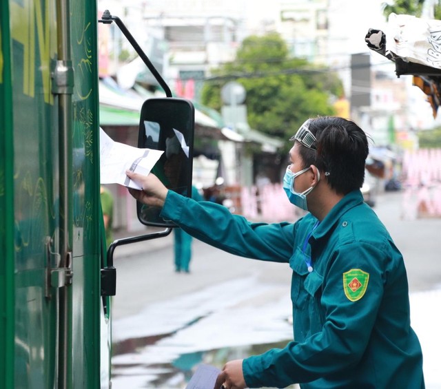 Xe chở hàng của Bách hoá xanh được kiểm tra giấy tờ, trước khi đi vào đường Bùi Văn Ba để bổ sung hàng cho siêu thị (Ảnh: Thị Hồng).