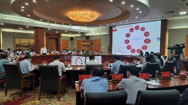 Diễn giả báo cáo tại hội nghị